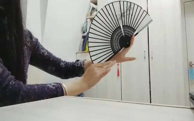 转扇子了! 汉服女孩快学起来