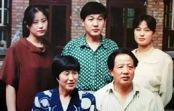 他觉得自己有愧于妻子王庆芝和三个孩子,便决定在正式通知到来之前,带