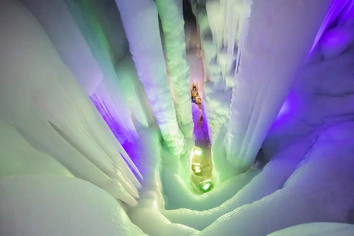 山西芦芽山"万年冰洞"引客来