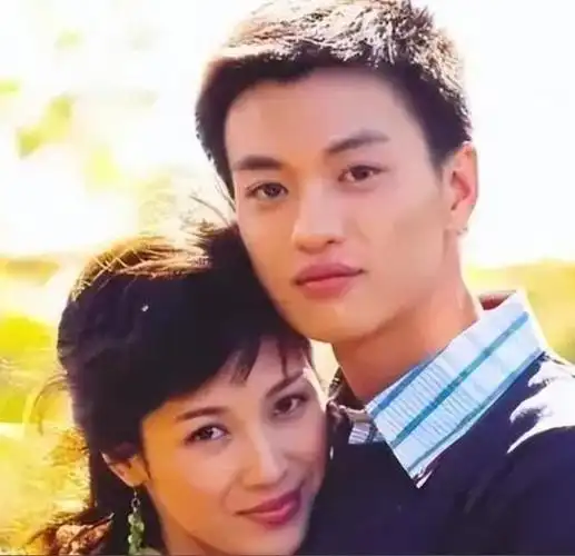 拍完《亮剑》之后,童蕾在和周一围合作的过程中产生了感情.