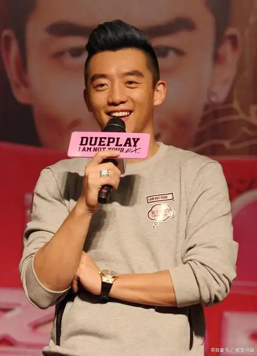 郑恺在节目中2次落泪,聊到了家庭生活,感叹:赚钱是为了什么?