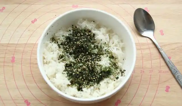 剩米饭加点海苔做孩子爱吃的海苔饭团简单又营养