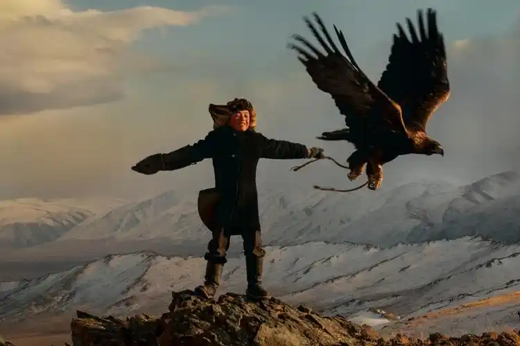 this 14-year-old boy is hunting with eagles.