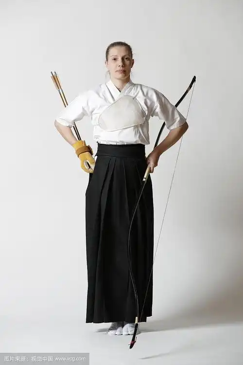 白人妇女在白色背景上练习传统日本弓道射箭