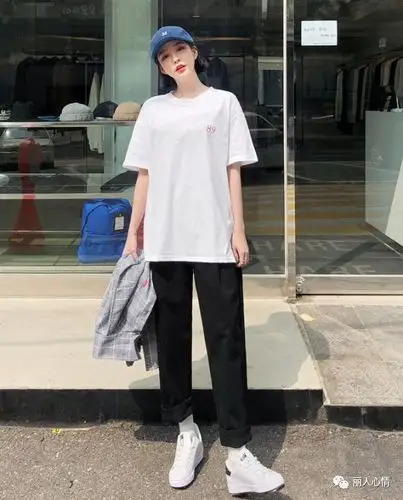 其实近几年中长款的宽松t恤搭配黑色紧身裤也是非常流行的,这样的搭配