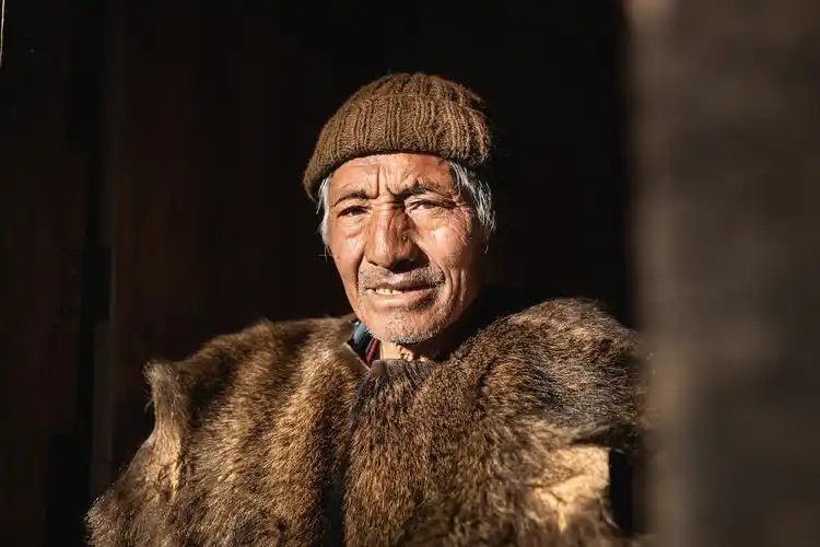 不丹人温暖的脸庞波特兰摄影师andrewstuder