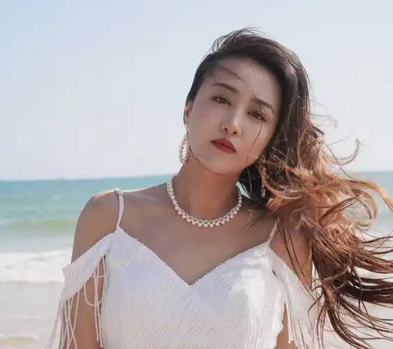 左岩海边写真曝光 一袭气质白裙素雅清新