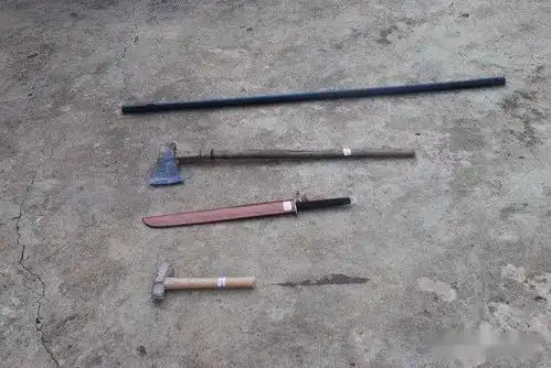 玉溪9个青年持斧头砍刀铁锤邀约械斗多人受伤