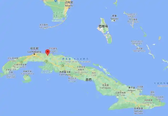 往北与美国隔着佛罗里达海峡相望