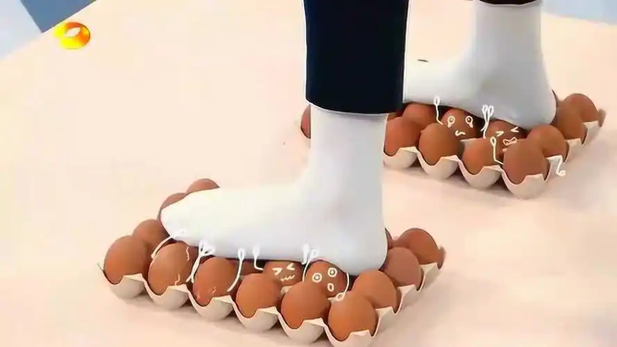 baby光脚踩鸡蛋,竟然一个都没碎!