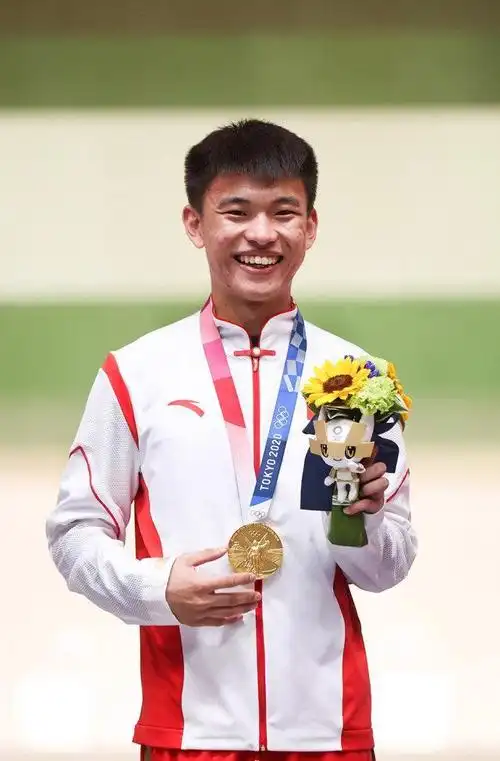 张常鸿夺冠长国人脸!妈妈穿中国红旗袍助威,化淡妆气质媲美女明星