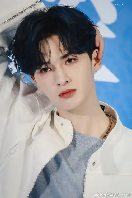 真想和线下大家一起感受今天的春日帅气朱正廷!