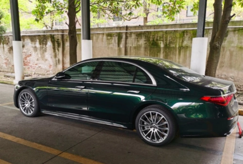 140万买奔驰s450l定制祖母绿回家路上车主媳妇主动要求驾车