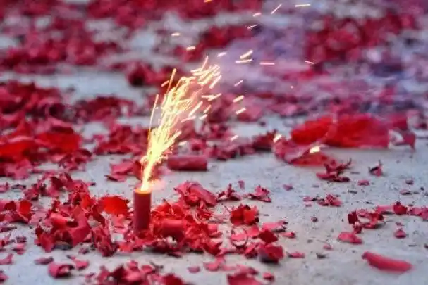 燃放烟花爆竹是我们的传统,也是小时候过年男孩儿们的重要娱乐活动之