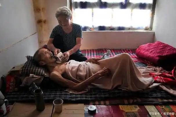 老人瘫痪在床三十多年,一家人悉心照料被传为佳话