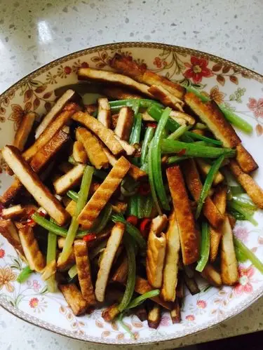 乖宝姐做的素菜:芹菜炒豆腐干