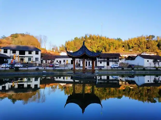 铜钹山镇岭底村扶贫录