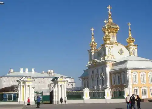 夏宫位于距圣彼得堡市区30公里的芬兰湾南岸森林中,被誉为俄罗斯的