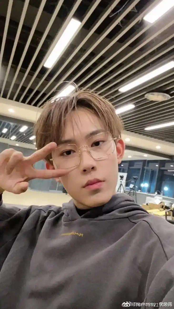 李昊霖比我大一岁,是零零后东北男孩青春有你第三季训练生#李昊 - 抖