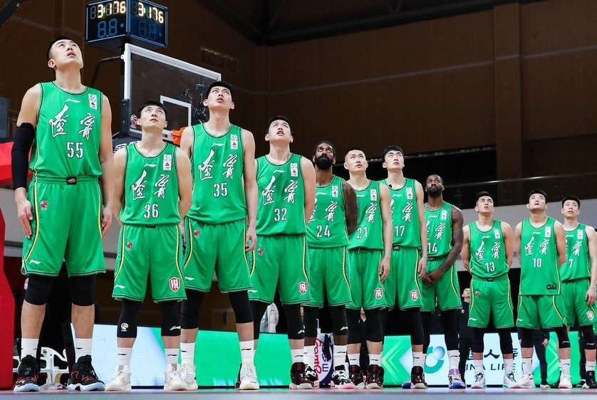 原创辽宁男篮赛后声音!杨鸣表扬全队,郭艾伦赛后发声暗指裁判