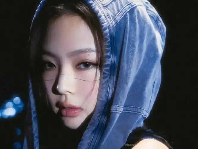 jennie超话08#blackpink回归预告怼脸镜头#【修图】220813@jennie