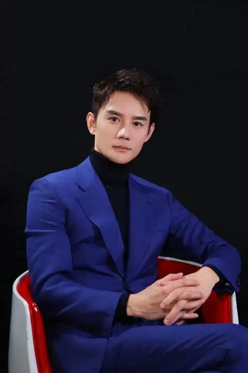 那…送上一种很新的自拍和一组帅气的他拍,祝大家快乐哦@王凯kkw