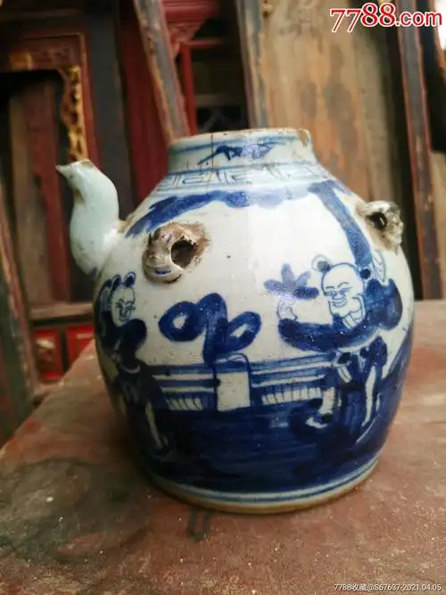 清代青花人物瓷器壶