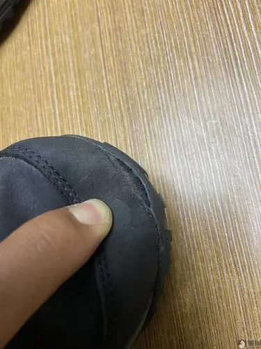 买的哥伦比亚鞋子穿了不到5次,就出现开胶,鞋面断裂.店家只说给维修