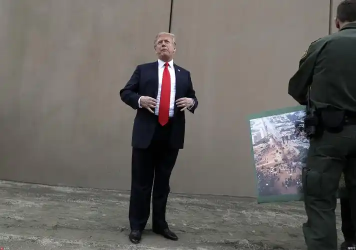 特朗普独守白宫发推文卖惨 梅拉尼娅连忙乘机赶回