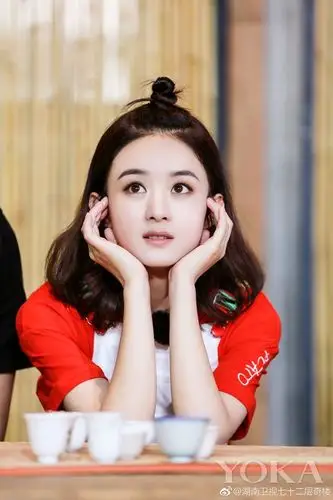 发型更是圈粉无数,周冬雨,李宇春,赵丽颖毫无"幸免"拜倒在"冲天辫"的