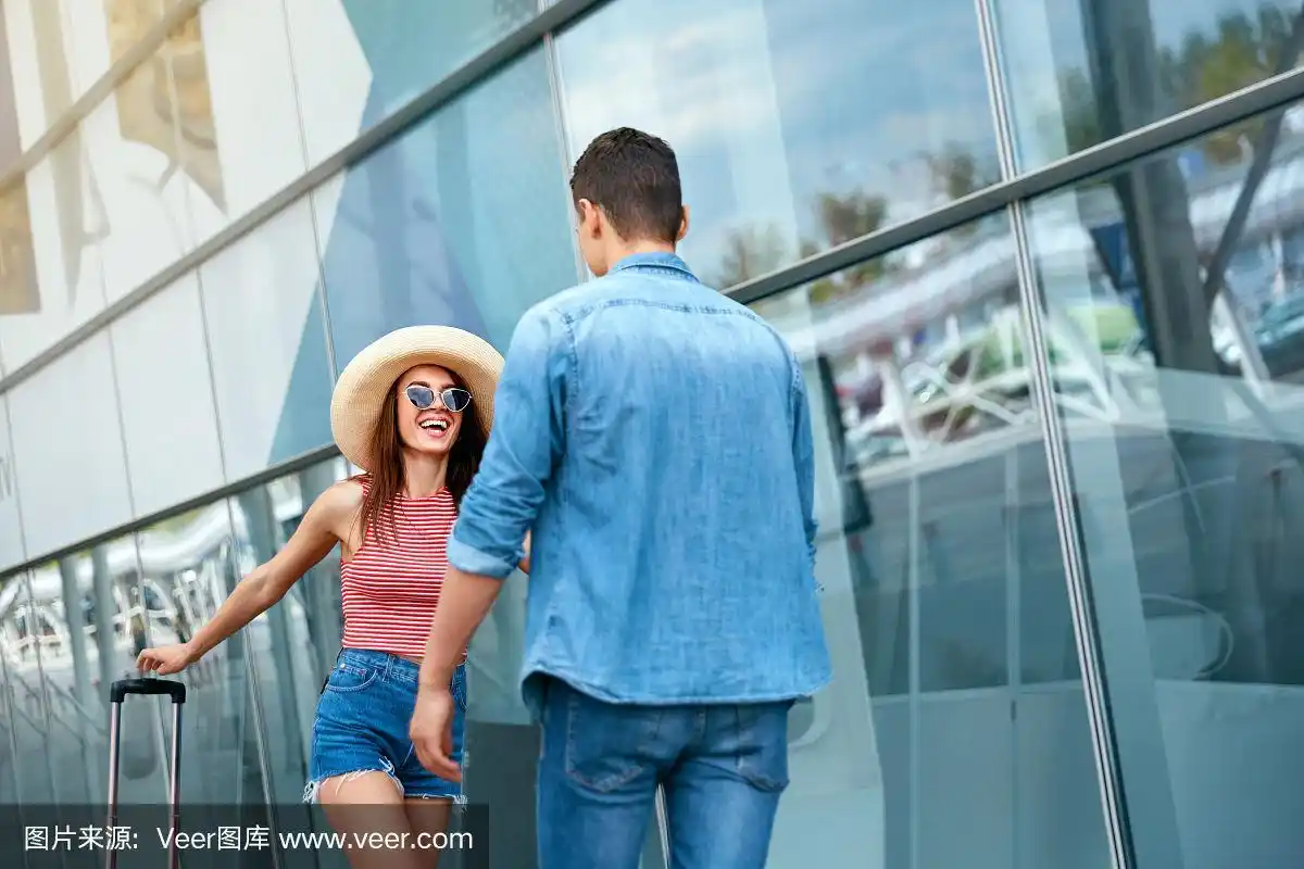 久别重逢的情侣,在机场附近跑向对方