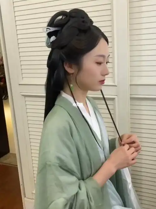 个魏晋风发型结束十月 十一月档期很空 欢迎美女们来定档期#泸州汉服