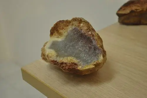 请问专家照片里玉髓原石的种类, 谢谢.