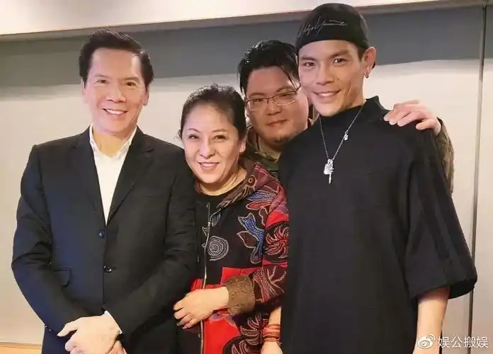 娶过李小龙的情人,李连杰梅艳芳也感激他,为捧儿子砸五亿拍电影