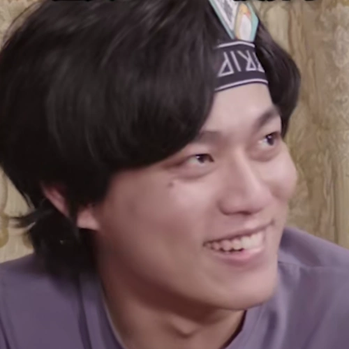 花少北才是那个控制不好微表情的.