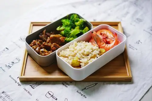 午餐便当,栗子杂粮饭,白灼虾,白灼西蓝花,荤菜大概是羊肉煲之类的太久