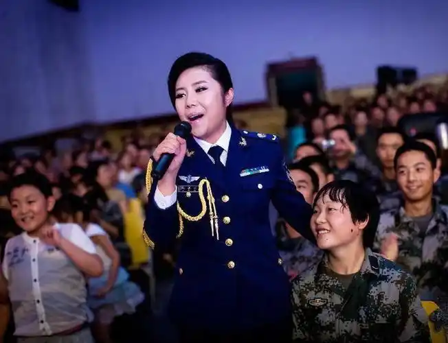 空政文工团演员纪敏佳 在兰州军区某部红军师 与官兵联欢.