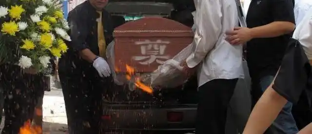 老公意外去世,老婆听到火化炉内传来哭喊声,工作人员告诉她真相