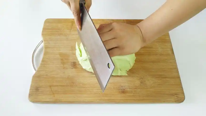 切菜怕不小心切到手,学到这招,从此不用担心,太实用了