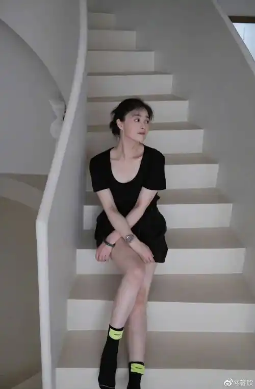 蒋欣瘦身成功,晒美照为粉丝团庆生,逆龄生长胶原蛋白满满_华妃_身材