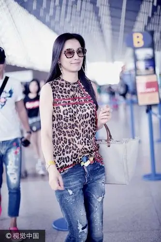 张庭街拍:豹纹背心搭破洞牛仔裤 防水台鱼嘴鞋女王范十足