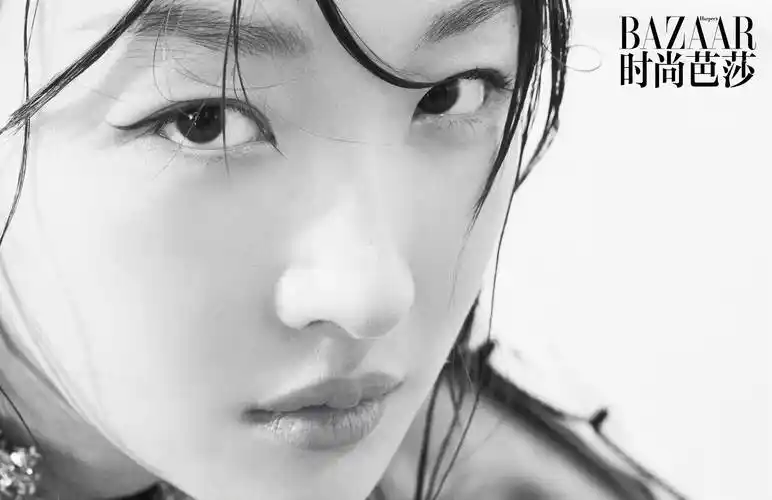 周冬雨登时尚芭莎12月封面,真空穿铠甲露蚂蚁腰,完成女刊大满贯_廓形