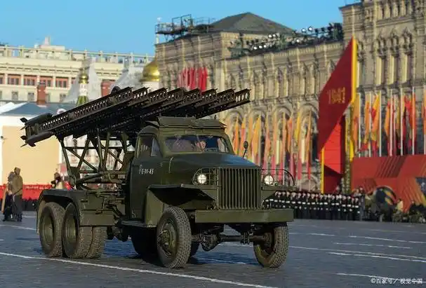 喀秋莎火箭炮是前苏联研发的一种多管火箭炮系统,也被称为bm-13,它是