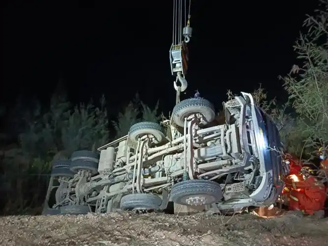 深夜一车侧翻陷深沟司机被困车内