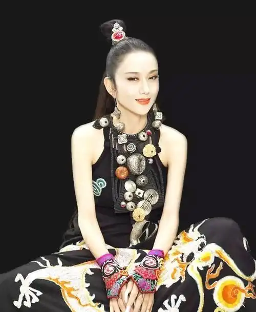 年轻时候的杨丽萍又飒又美空灵又生动哪里来的仙女