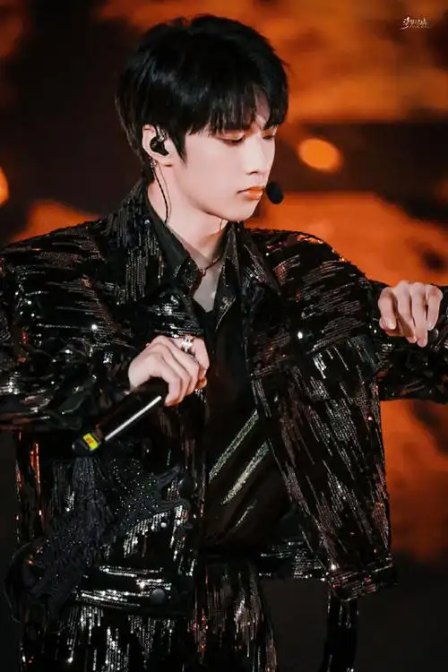 刘耀文分享三宫格随拍##刘耀文你好星期六