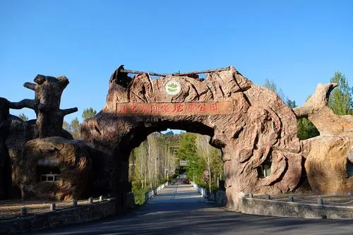 景区内的景致很美,还可以俯瞰龙湾湖的美景,景区入口处有一恐龙乐园