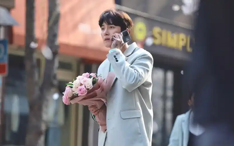 【池昌旭】这是我最最喜欢的花絮片段!手捧鲜花身着白西装!