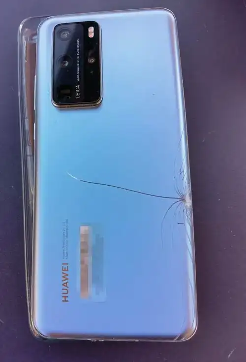 华为p40 pro 不小心从床上掉到地毯上,后盖摔碎了