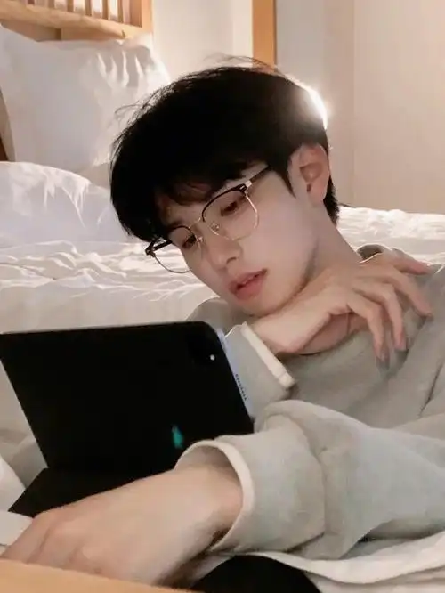 听你们的斯文理工男的眼镜焊在脸上了